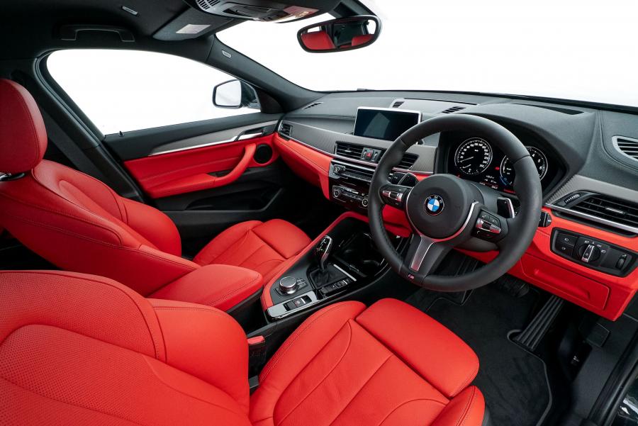 Интерьер BMW X2 sDrive20i M Sport (F39) 2018 года  (MY) (фото 6 из 8)